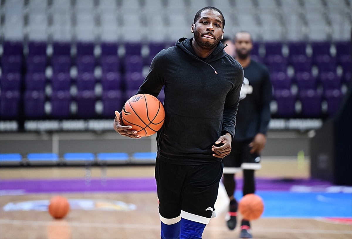 CBA常规赛倒计时；利物浦今晚完成体检；细节引发关注；底气十足；临场指挥获称赞的简单介绍